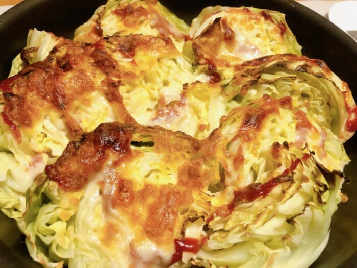 キャベツにマヨとケチャップとチーズをのせて焼いたもの