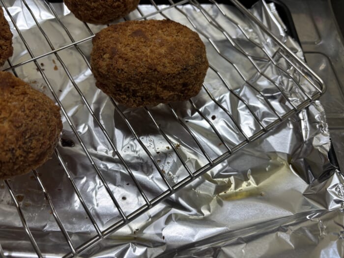 オーブンで焼いたコロッケから落ちた油の画像